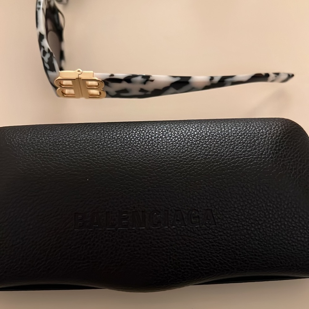 balenciaga women cat eye sunglasses have been worn once - Picture 2 of 9